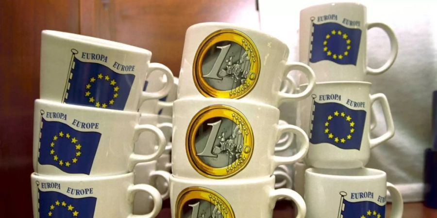 Tassen mit EU-Flagge und dem Euro