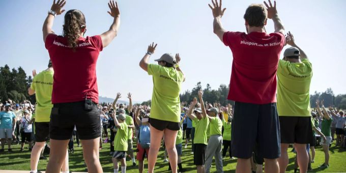 Der PluSport-Sporttag, der durch Spenden und die Mitarbeit freiwilliger Helfer ermöglicht worden ist. PluSport Sporttag durch Spenden