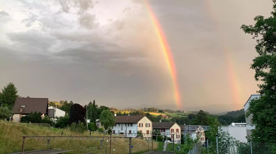 Auch in Thörishaus BE sind die Regenbogen zu sehen.