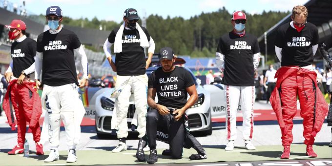 Lewis Hamilton kniet vor dem Formel-1-Grand-Prix von Österreich. Auch Sebastian Vettel (re.) und Pierre Gasly (2.v.l.) knien kurz darauf nieder. Lewis Hamilton Kimi Räikkönen
