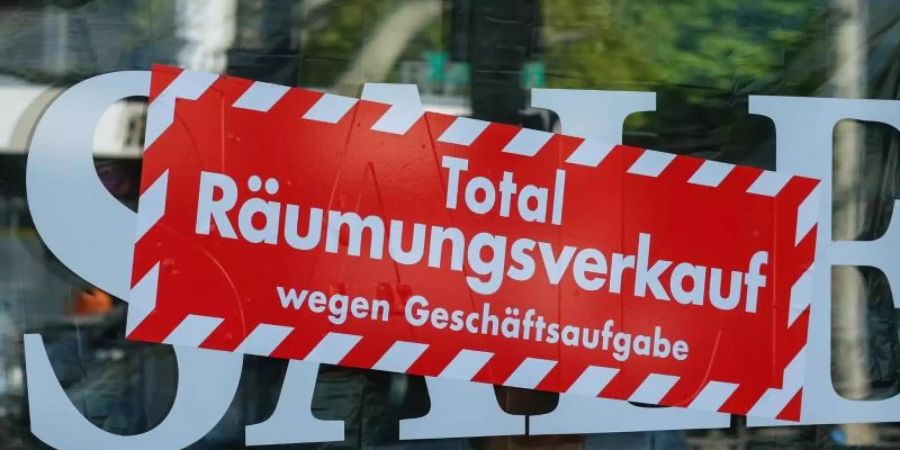 Keine Zukunft: «Total Räumungsverkauf wegen Geschäftsaufgabe». Foto: Jens Kalaene/dpa-Zentralbild/ZB