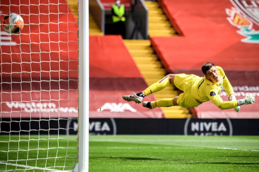 Gegen seinen Kopfball hatte Burnley-Hüter Pope keine Chance.