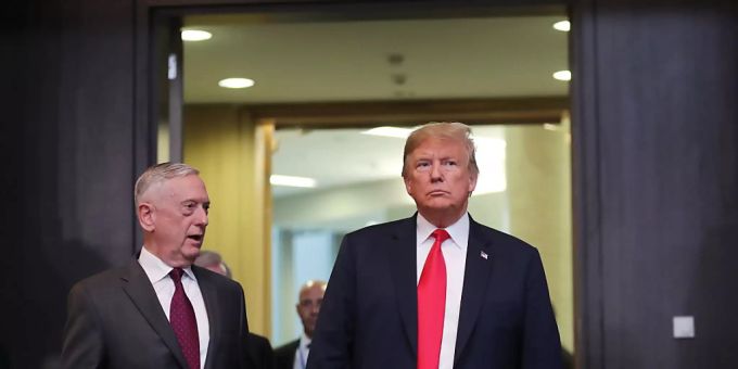 Der ehemalige amerikanische Verteidigungsminister James Mattis (links) übt harsche Kritik an US-Präsident Donald Trump (rechts) wegen den Unruhen im Land. (Archivbild) Donald Trump Mattis