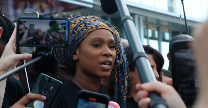 Assa Traoré, die Schwester von Adama Traoré, spricht vor dem Justizpalast zu Reportern. Foto: Michel Euler/AP/dpa Proteste in Frankreich