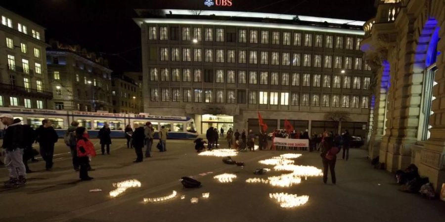 Demo 2009 für mehr Solidarität und weniger Boni. Danach sanken die Boni, um seit ein paar Jahren wieder zu steigen. 2018 gab's im Schnitt 10 Prozent mehr als 2016. (Archivbild)