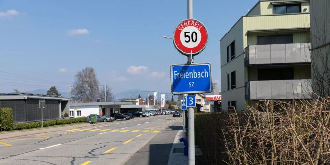 Die Einfahrt nach Freienbach von Richtung Wädenswil. freienbach