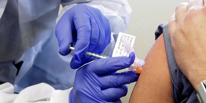Eine Versuchsperson erhält im «Kaiser Permanente Washington Health Research Institute» eine Spritze mit einem potenziellen Impfstoff der US-Biotech-Firma Moderna gegen Covid-19. Möglicher Corona-Impfstoff
