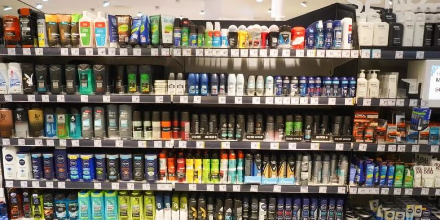 Aluminiumhaltige Deos sind weniger belastend für den Körper als bisher angenommen. Foto: Jörg Carstensen/dpa