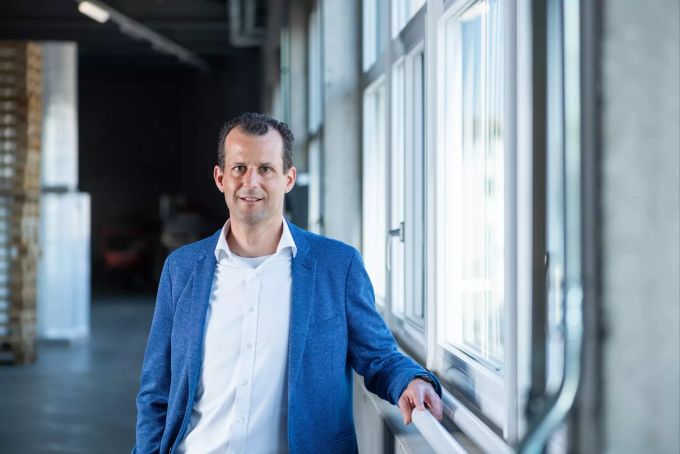 Claude Rieser, CEO der Firma Flawa Consumer GmbH. Wegen des Coronavirus ergänzte die Firma ihre Produktion von Frischesohlen und Watteprodukte auch um Schutzmasken. Coronavirus Flawa Schutzmasken