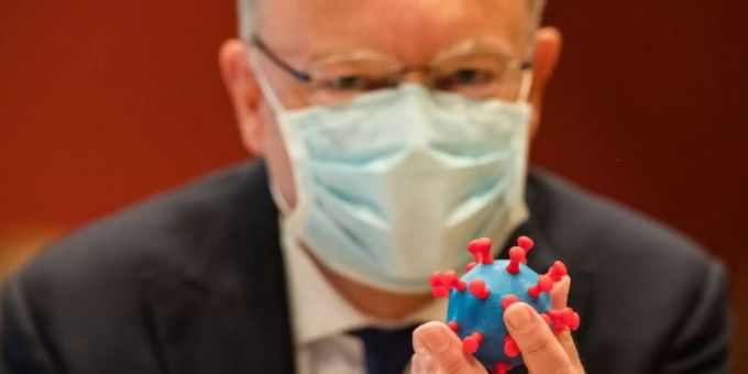 Ministerpräsident Stephan Weil (SPD) mit einem Modell des Coronavirus Ministerpräsident Stephan Weil (SPD) mit einem Modell des Coronavirus