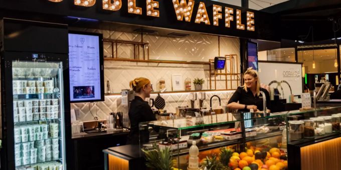Violeta Damberga und Montisha John bei der Arbeit im Leonardo il gelato im Glattzentrum.