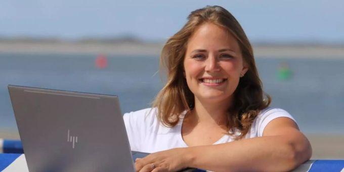Die Inselbloggerin Hanna Eschenhagen arbeitet am Strand von Norderney. Foto: Volker Bartels/dpa Die Inselbloggerin Hanna Eschenhagen arbeitet am Strand von Norderney. Foto: Volker Bartels/dpa