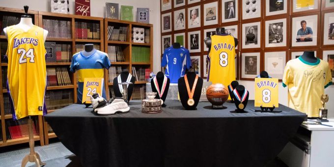 Das Auktionshaus versteigert neben zwei Trikots und den Schuhen des bei einem Hubschrauberabsturz ums Leben gekommenen Basketballers Kobe Bryant unter anderem Medaillen von verschiedenen Grossereignissen. Kobe Bryant NBA