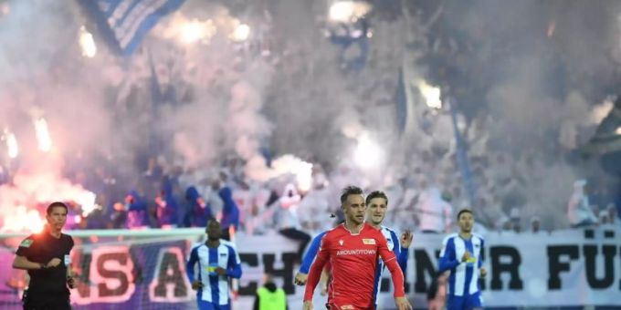 Das Hinspiel zwischen Union und Hertha wurde von reichlich Pyrotechnik begleitet. Foto: Britta Pedersen/dpa-Zentralbild/dpa Das Hinspiel zwischen Union und Hertha wurde von reichlich Pyrotechnik begleitet. Foto: Britta Pedersen/dpa-Zentralbild/dpa