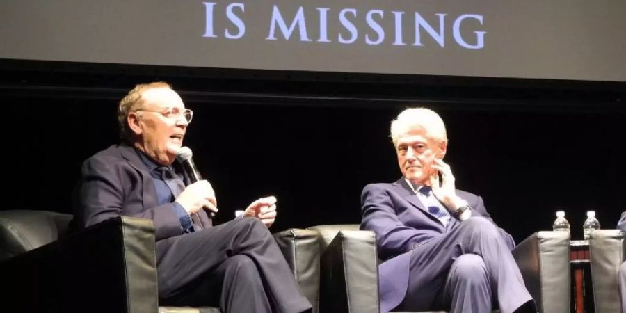 Autor James Patterson (l.) und Bill Clinton bei der Buchvorstellung des Krimis "The President Is Missing" 2018 in Nw York. Foto: Johannes Schmitt-Tegge/dpa