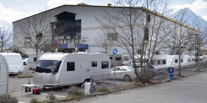 Wohnwagen von Fahrenden aus Nordfrankreich stehen in Villeneuve VD (Archivbild). Fahrende