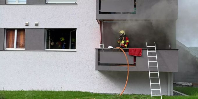 Zug ZG: Rauch und Flammen in einem Mehrfamilienhaus. Zug Brand Mehrfamilienhaus