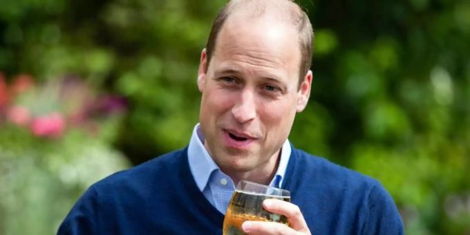 Prinz William hält ein Glas mit Aspalls Cidre bei seinem Besuch im Pub «The Rose and Crown» im Dorf Snettisham. Prinz William Pubbesuch