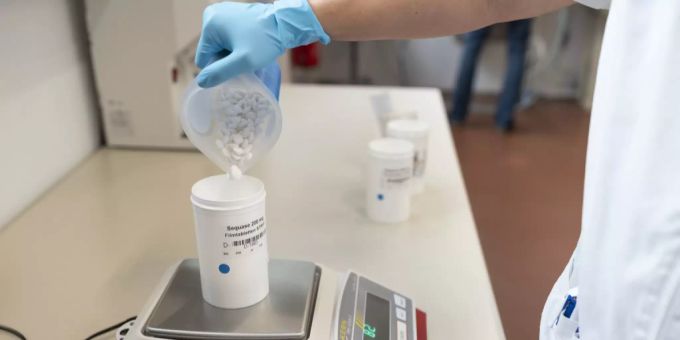 Ein Mitarbeiter füllt Tabletten in eine Plastik-Dose. In Spitälern in den USA wird Corona-Patienten Hydroxychloroquin verabreicht. (Symbolbild) hydroxychloroquin
