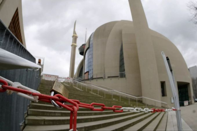 Eine Kette versperrt den Weg zu einer Moschee in Köln. Muezzin Islam