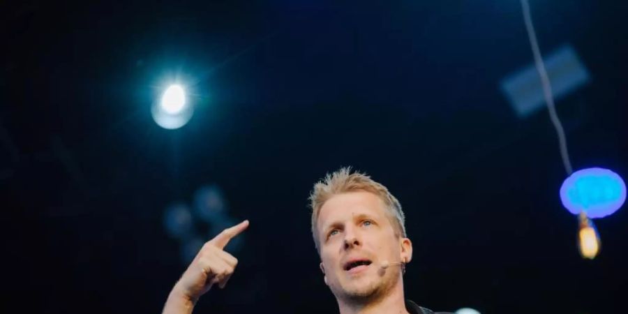 Der Comedian Oliver Pocher bei der Arbeit in Hannover. Foto: Ole Spata/dpa