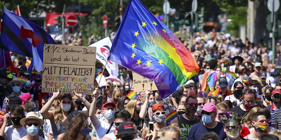 Bei der Pride-Demo in Berlin wurden die Corona-Regeln wie Abstandhalten und das Tragen einer Mund-Nasen-Bedeckung weitestgehend eingehalten.