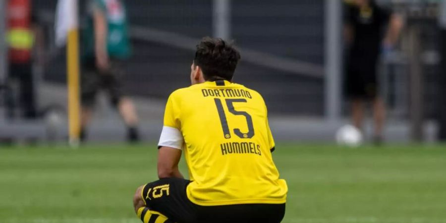 Deprimiert: BVB-Profi Mats Hummels nach der Heim-Klatsche gegen Hoffenheim. Foto: Bernd Thissen/dpa