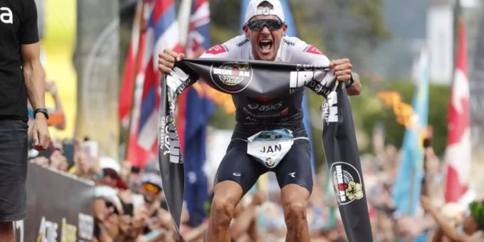 Jan Frodeno aus Deutschland jubelt 2019 nach dem Triathlon-Sieg auf Hawaii. Foto: Marco Garcia/AP/dpa Jan Frodeno aus Deutschland jubelt 2019 nach dem Triathlon-Sieg auf Hawaii. Foto: Marco Garcia/AP/dpa
