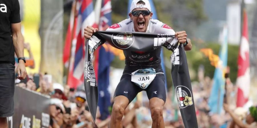 Jan Frodeno aus Deutschland jubelt 2019 nach dem Triathlon-Sieg auf Hawaii. Foto: Marco Garcia/AP/dpa