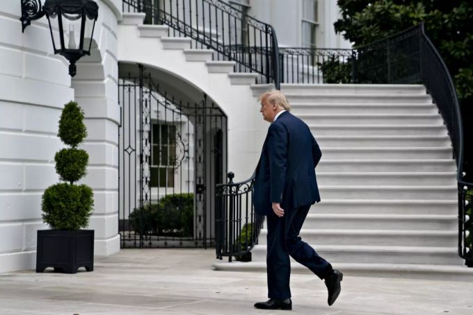 Die US-Regierung fordert den venezolanischen Präsidenten Nicolás Maduro zum Rücktritt auf. donald trump