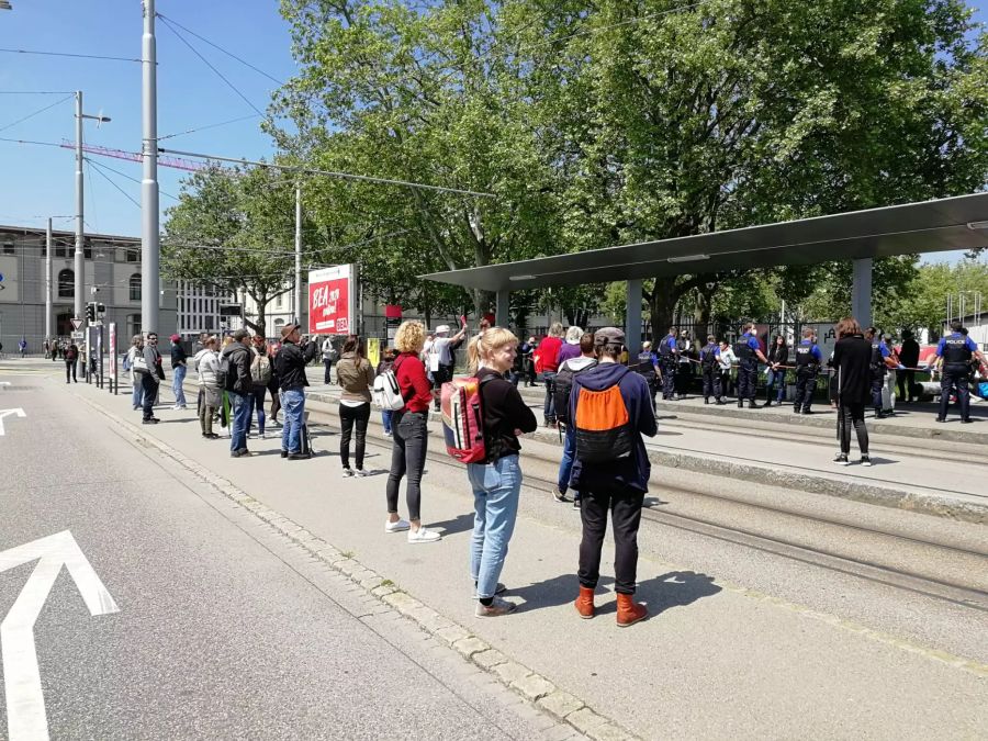 Auch auf dem Guisanplatz hat es mehrere Dutzend Demonstranten.