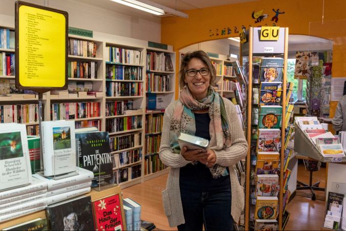 Ruth Teutschmann in ihrem Buchladen Bücher Lüthi