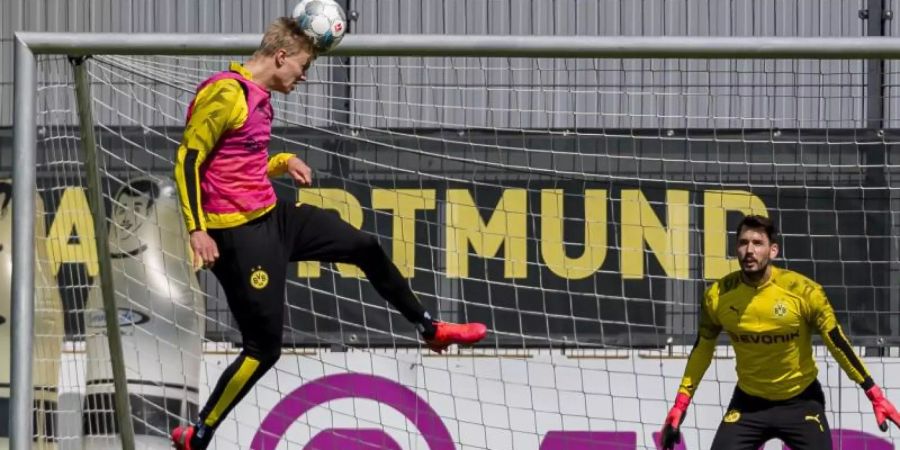 BVB-Stürmer Erling Haaland und Torwart Roman Bürki beim Training. Foto: Alexandre Simoes/Borussia Dortmund GmbH &amp; Co. KGaA/dpa