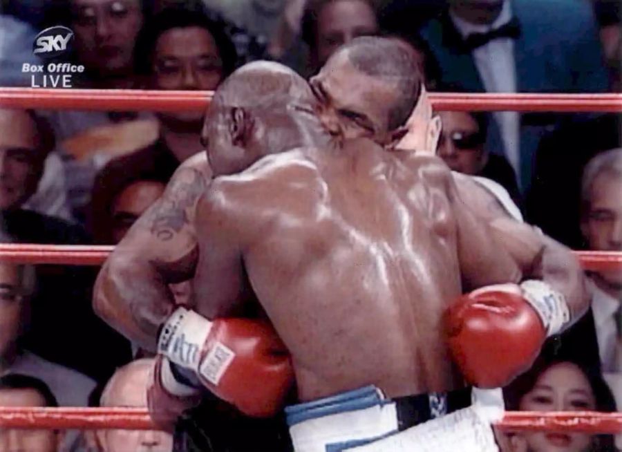 Eine Szene, welche die Box-Welt niemals vergessen wird: Tyson beisst Holyfield ein Stück von dessen Ohr ab.