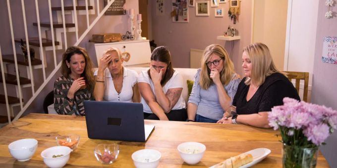 Die Mütter Mirjam, Karina, Jasmine, Britta und Bianca in der ersten Folge der ersten Staffel der Sat.1-Doku «Mütter machen Porno». porno mütter