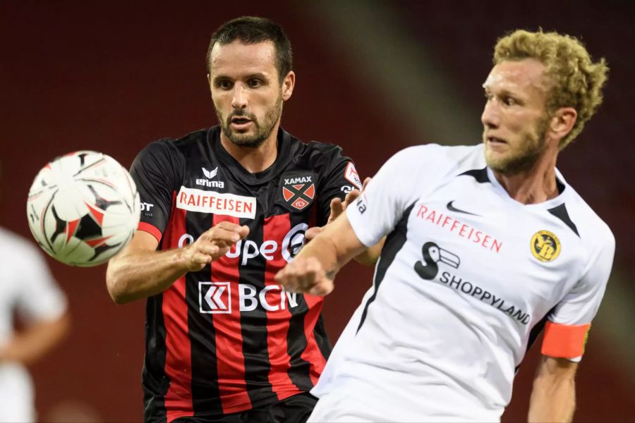 Raphael Nuzzolo (l.), Stürmer von Neuchatel Xamax, im Duell mit YBs Fabian Lustenberger (r.).