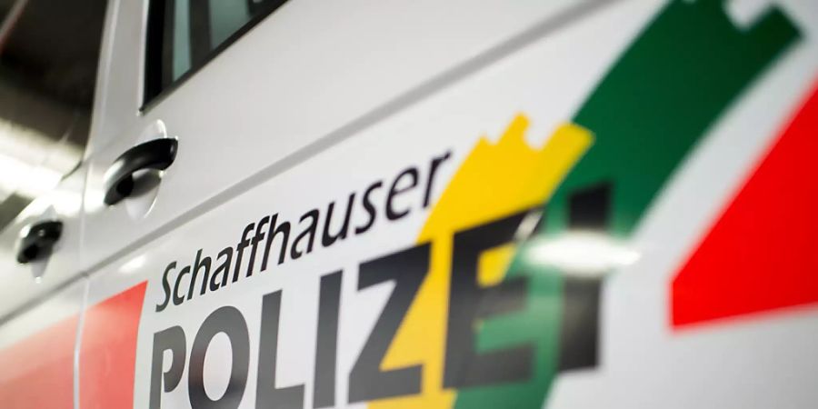 Die Schaffhauser Polizei hat auf dem Hochrein bei Hemishofen SH ein Schlauchboot, das an einer Wiffe hängen geblieben ist, aus dem Wasser gezogen. Die Bootsfahrer hatten sich aus dem Staub gemacht. (Symbolbild)