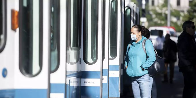Schutzmassnahmen wie das Tragen einer Maske im öffentlichen Verkehr könnte den Verlauf einer zweiten Coronavirus-Pandemiewelle verlangsamen. (Symbolbild) Coronavirus
