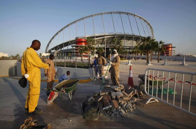 Die Arbeiten an den Stadien für die WM 2022 in Katar gehen trotz Coronavirus weiter. (Archivbild) Katar Coronavirus Stadion