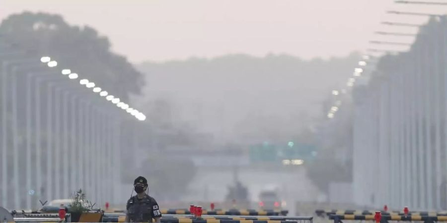 Ein Soldat der südkoreanischen Armee patrouilliert an der Grenze. Foto: Ahn Young-Joon/AP/dpa