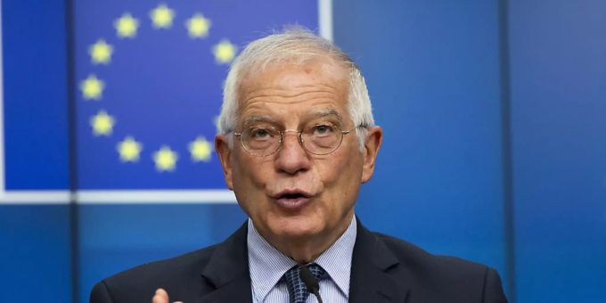 ARCHIV - Josep Borrell (r), EU-Aussenbeauftrager aus Spanien, spricht während einer Medienkonferenz nach einem Treffen der EU-Aussenminister per Videokonferenz im Gebäude des Europäischen Rates. Borrell hat die von China geplante Einführung eines Sicherheitsgesetzes für Hongkong kritisiert. Foto: Virginia Mayo/AP Pool/dpa ARCHIV - Josep Borrell (r), EU-Aussenbeauftrager aus Spanien, spricht während einer Medienkonferenz nach einem Treffen der EU-Aussenminister per Videokonferenz im Gebäude des Europäischen Rates. Borrell hat die von China geplante Einführung eines Sicherheitsgesetzes für Hongkong kritisiert. Foto: Virginia Mayo/AP Pool/dpa