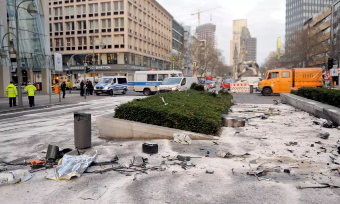 Fahrzeugteile liegen nach einem illegalen Autorennen in der Tauentzienstrasse. Ku'damm-Raser-Prozess