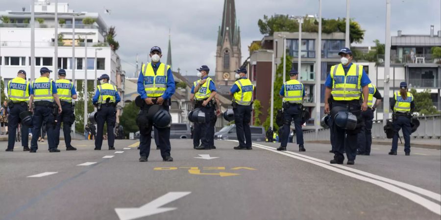 Die Polizei stoppt den Demonstrationszug am Frauenstreik 2020 in Basel.