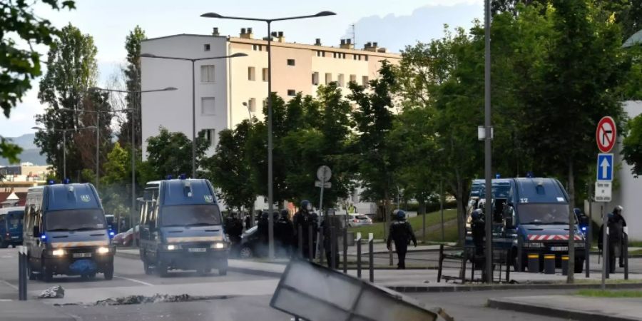 Brennende Überreste nach einer Nacht der Gewalt in Dijon