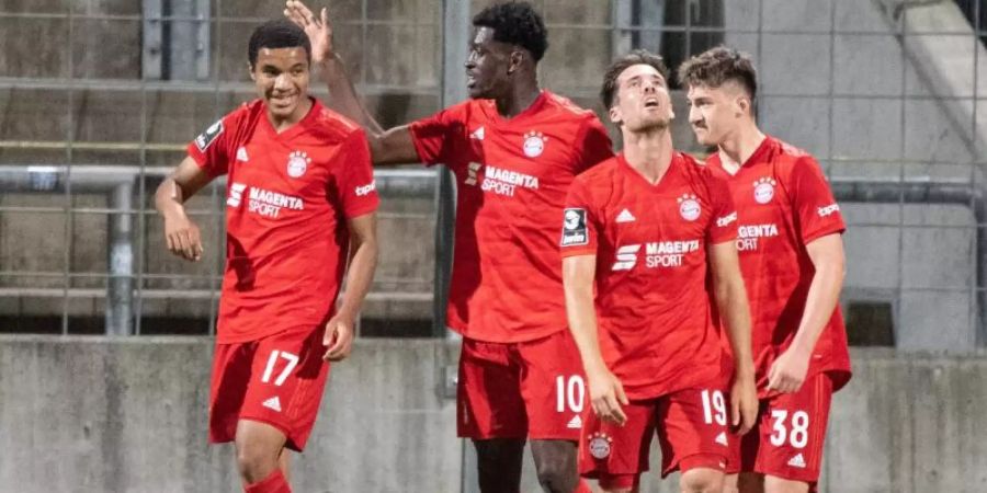 Torschütze Malik Tillman (l-r), Kwasi Okyere Wriedt, Maximilian Welzmüller und Angelo Stiller vom FC Bayern jubeln über das 2:1. Foto: Matthias Balk/dpa