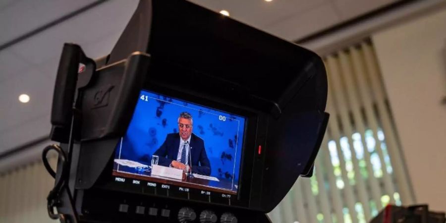 Auf einem Videomonitor ist Lothar H. Wieler, Präsident des Robert Koch-Instituts (RKI), zu sehen. Foto: John Macdougall/AFP-Pool/dpa