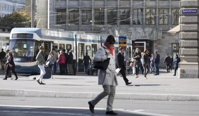 Passanten vor der Krise am Zürcher Paradeplatz. Bis die Schweiz zum Normalzustand zurückkehrt, dürfte es noch lange dauern, so Raabe. Coronavirus Inselspital Interview