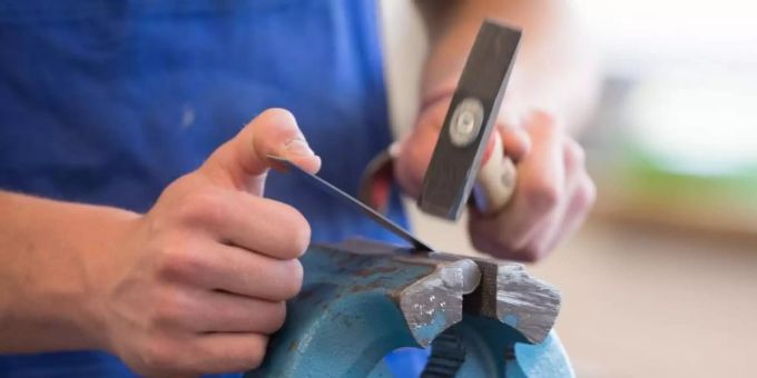 Betriebe, die Azubis von insolvent gegangenen Firmen übernehmen, sollen eine Prämie bekommen. Foto: Sebastian Kahnert/dpa-Zentralbild/dpa Betriebe, die Azubis von insolvent gegangenen Firmen übernehmen, sollen eine Prämie bekommen. Foto: Sebastian Kahnert/dpa-Zentralbild/dpa