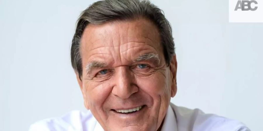 Gerhard Schröder (SPD), Altbundeskanzler, abgebildet mit dem Titel seines Podcasts, «Gerhard Schröder - Die Agenda». Foto: ---/a-b-c-communications/dpa