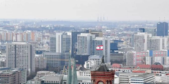Hinter dem Roten Rathaus in Berlin sind zahlreiche Wohnblocks zu sehen. Foto: Jens Kalaene/dpa-Zentralbild/dpa Hinter dem Roten Rathaus in Berlin sind zahlreiche Wohnblocks zu sehen. Foto: Jens Kalaene/dpa-Zentralbild/dpa